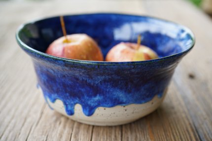 Handgetöpferte Ramen Keramik Schale  – in tiefem Kristallblau